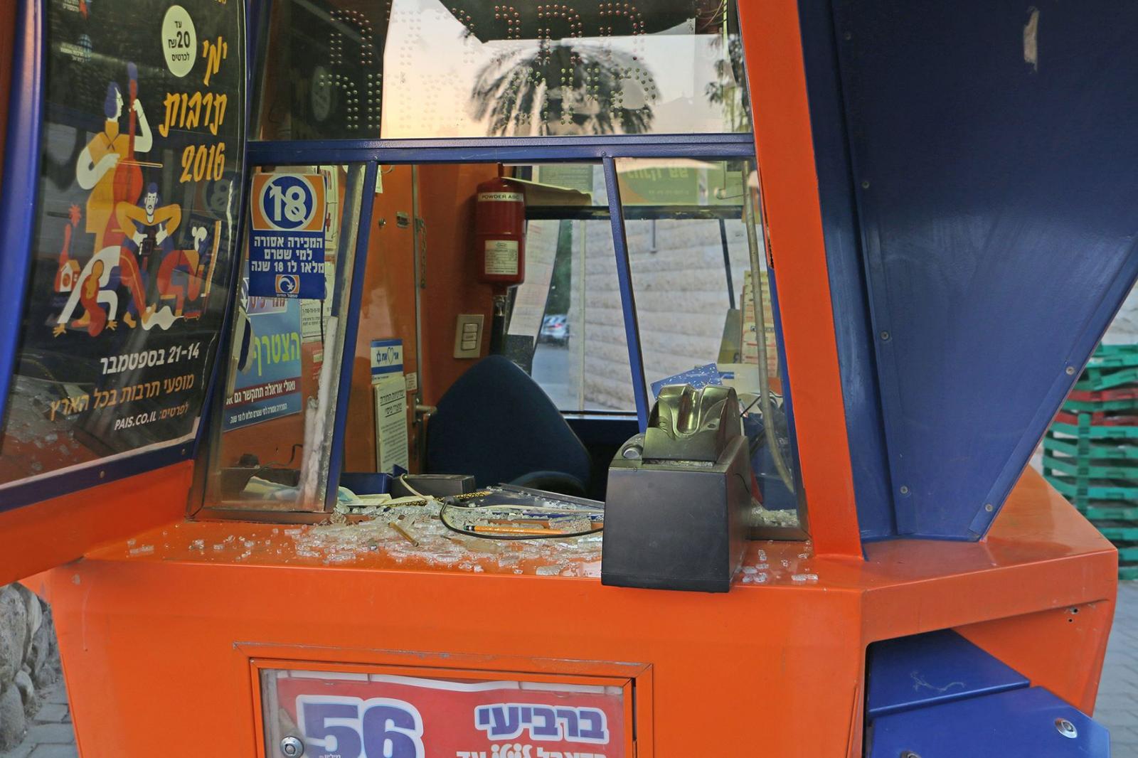 הדוכן בצומת הרחובות מצדה והצבי, קורבן לניסיון פריצה (צילום: רשת חברתית)